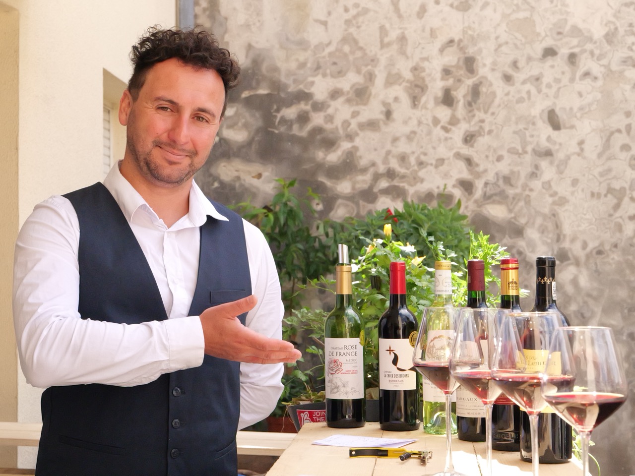 Sélection de bouteilles dans une cave à vin