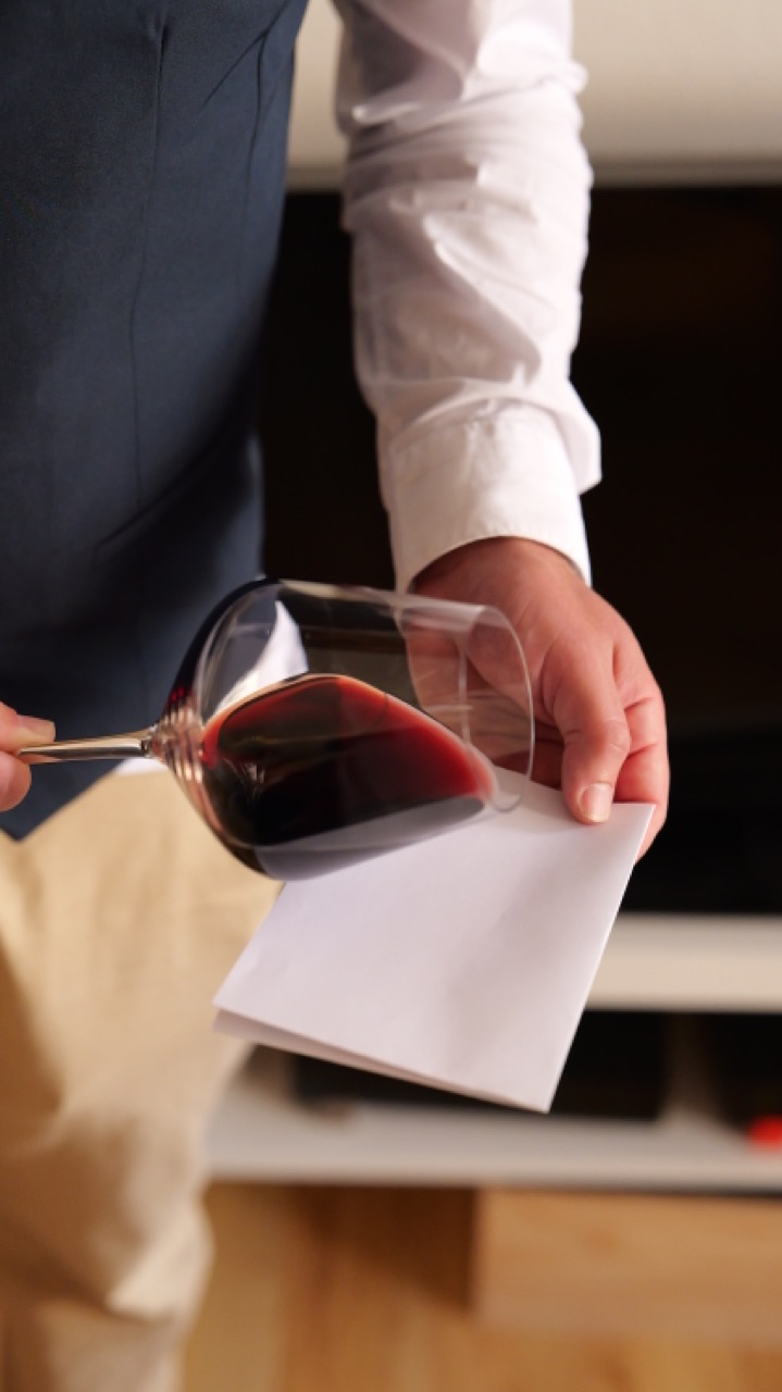 Équipe de restauration découvrant des vins