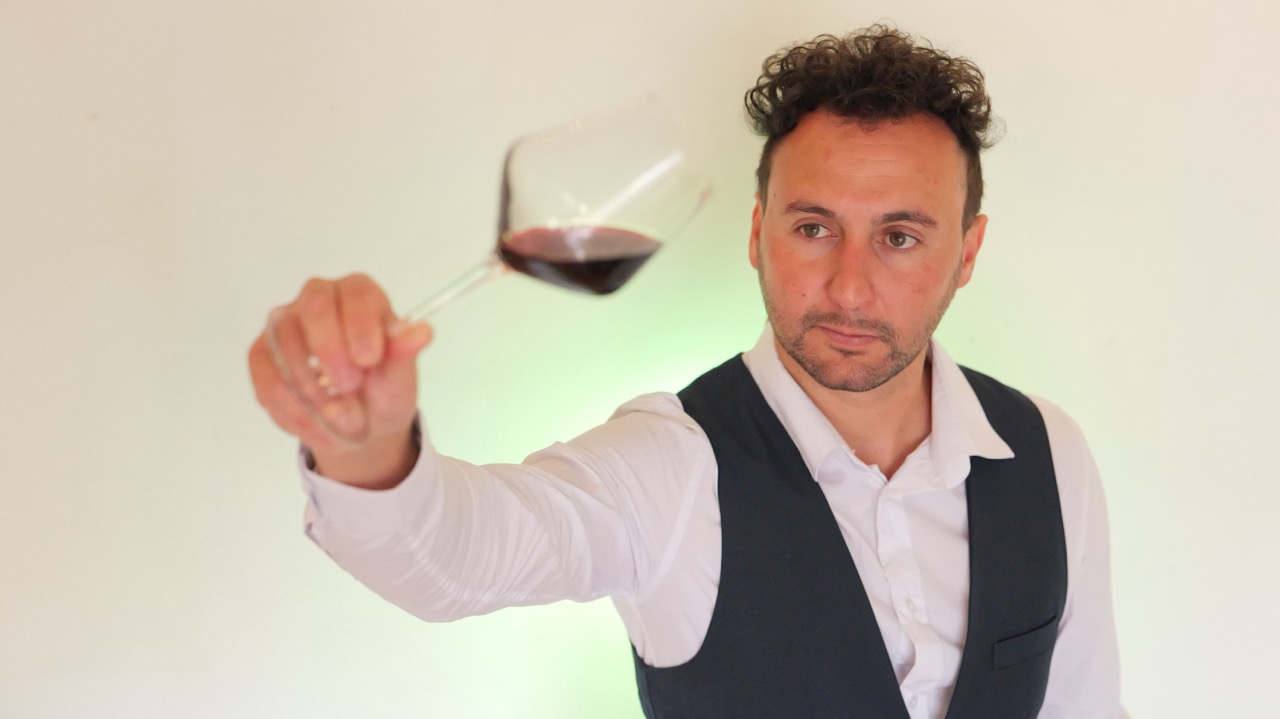Adrien Petit dans un environnement lié au vin